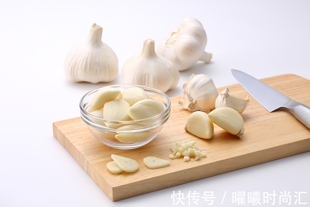 大蒜|想要控制高血压,医生建议三个大蒜小方法,15年“三高”轻松缓解