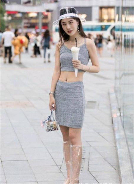 出行|街拍:身材完美的小姐姐穿一身黑色的衣服出行,气质显得不同凡响