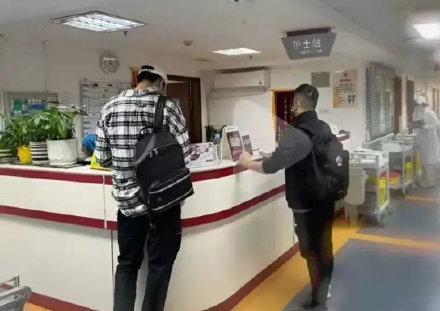 窗口期|胡明轩最新情况!妈妈陪同入住医院,表情苍白,不确定复出时间
