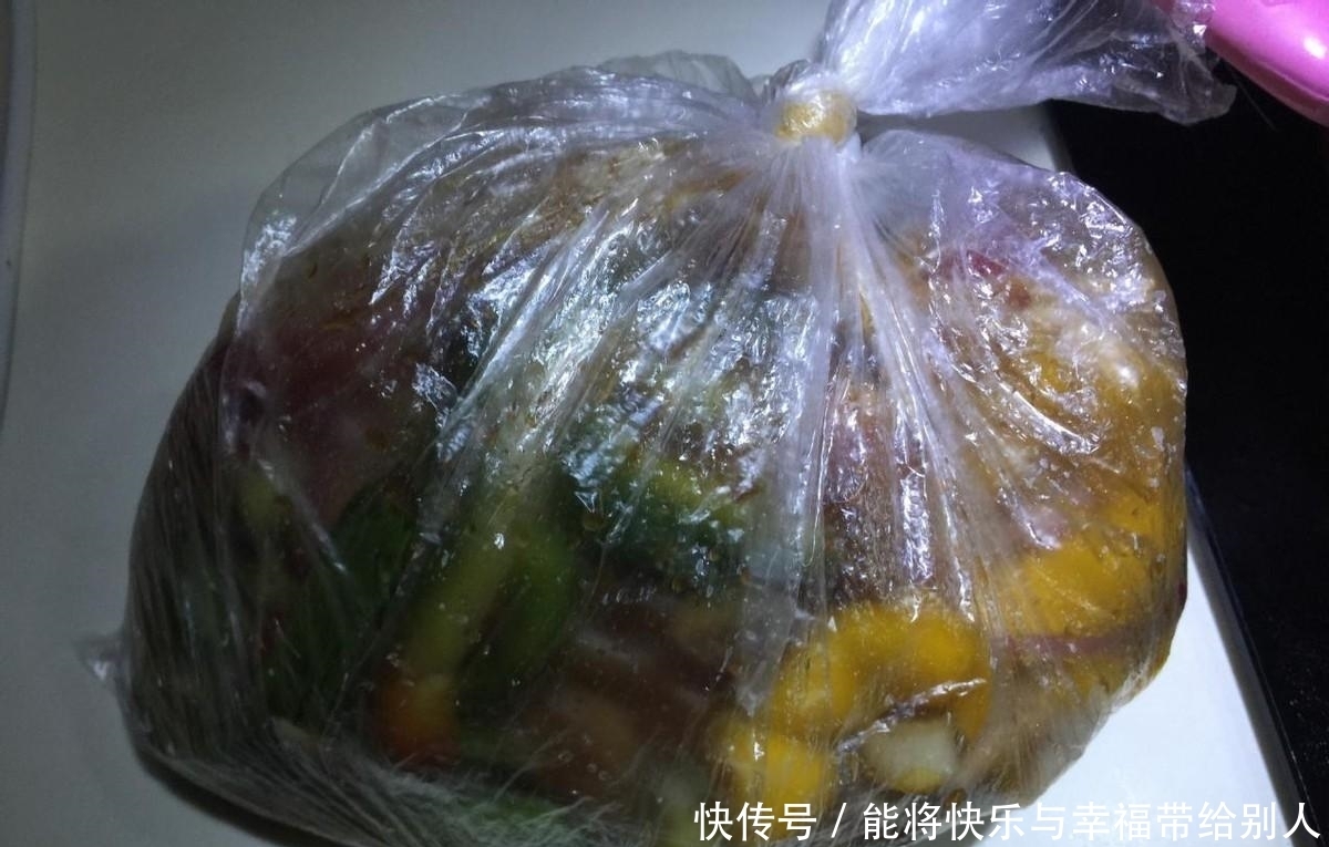 好吃到舔盘的椒味鸡腿,刚烤好,满屋都是香味,全家都爱吃