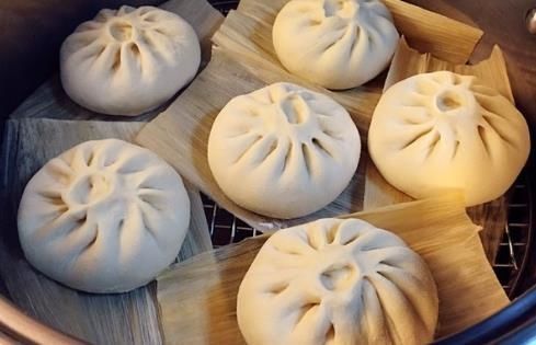 蒸包子时，用冷水还是热水和面很多人都弄错了，导致难看又难吃