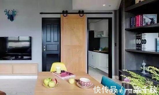 平开门|卫生间万万别装平开门，现在流行装这种门代替，懊悔没早知道！