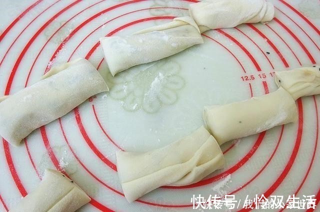 这是我最常做的主食，和面不用饧，半小时就上桌，又香又软