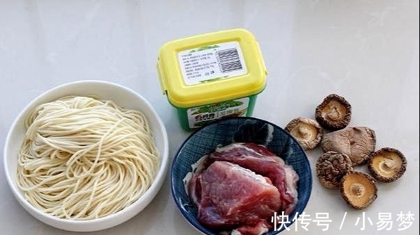 香菇|酱拌面不会调酱？3种食材炒一炒，放上2丝更清香