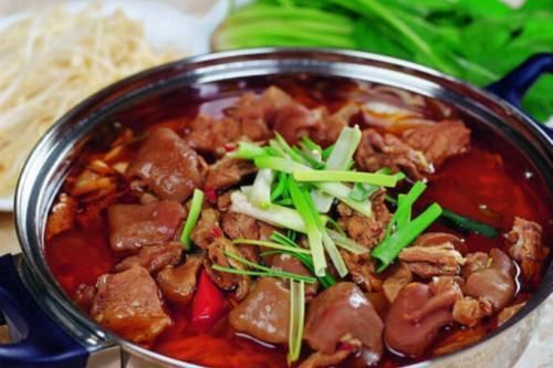 炖羊汤时,多加“红白黄”3色,羊汤清澈香浓,鲜甜可口,没膻味