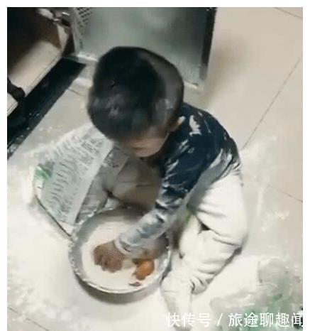 蛋糕|宝宝哭闹要吃蛋糕,妈妈没答应孩子自己动手做,网友:妥妥的吃货