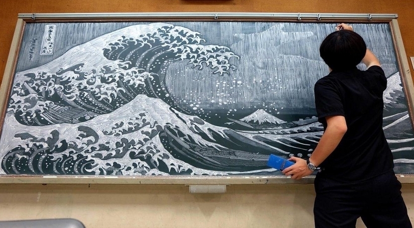 老师用黑板画《鬼灭之刃》，形象“神还原”，漫画家：抢饭碗？