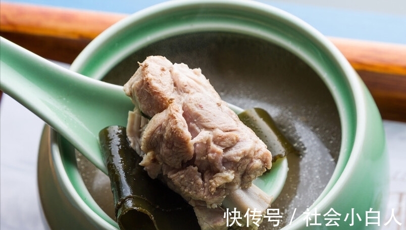 焯水|排骨一焯水就变柴？原来是用错了水，教你正确操作，排骨鲜嫩不柴