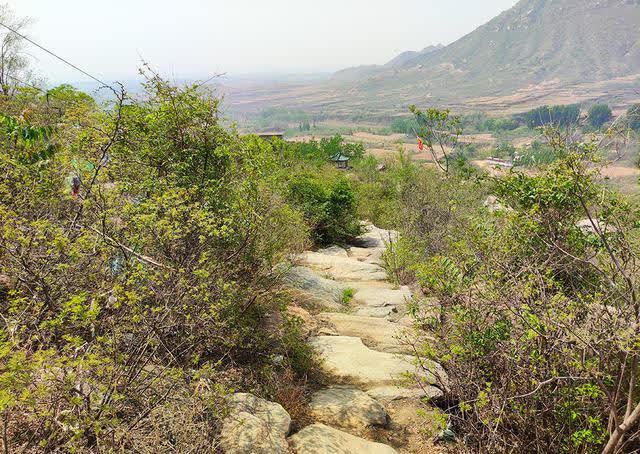 巨石|石家庄平山有座千年历史佛教名山，绝壁架桥，巨石临空，古迹众多