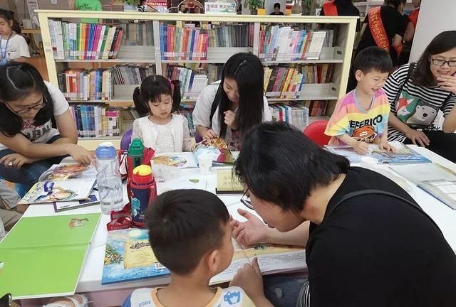 绘本馆|5岁就能抱着绘本自己读,这样的孩子怎么培养?总结的经验很有用