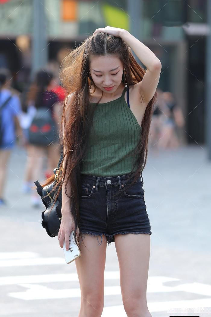 热裤 墨绿吊带针织衣搭配深红细高跟,一般人驾驭不了