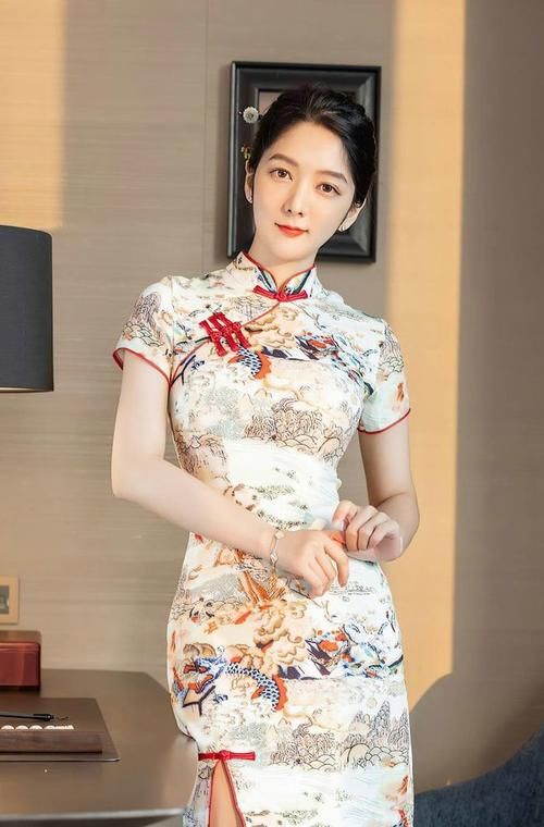 肩裙 牛仔吊带一字肩裙，穿出自信的美，修身显瘦又美的时尚