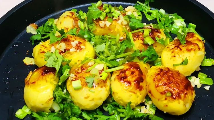 土豆又出新吃法,不煮不炸不凉拌,出锅比肉还香,一顿8个不够吃