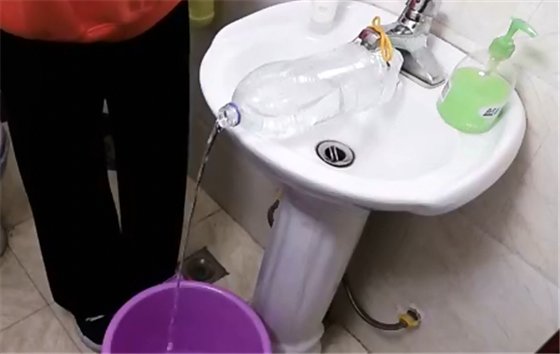 水龙头|塑料瓶简单割几刀，放在卫生间里，完美解决了经常遇到的大难题
