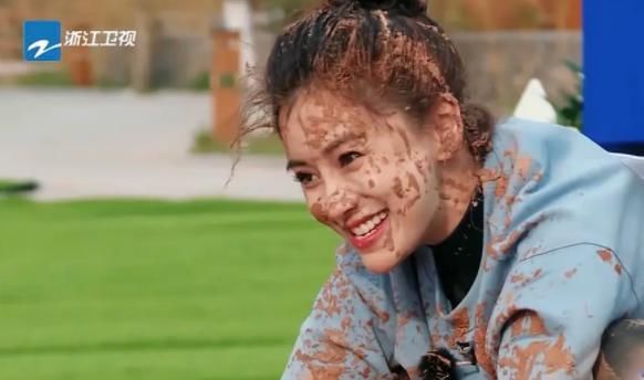 b宋雨琦用枕头打baby的脸，下手有点“狠”，引起粉丝热议！