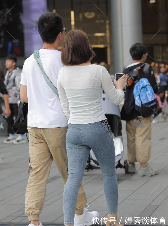 紧身衫|丰润有致的美女,白色紧身衫凸显优雅气质,肉感迷人