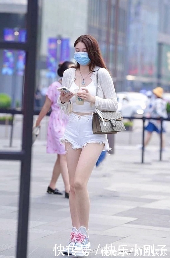 小吊带 成熟女人里面搭配白色小吊带,清新减龄,特别的风姿有韵味