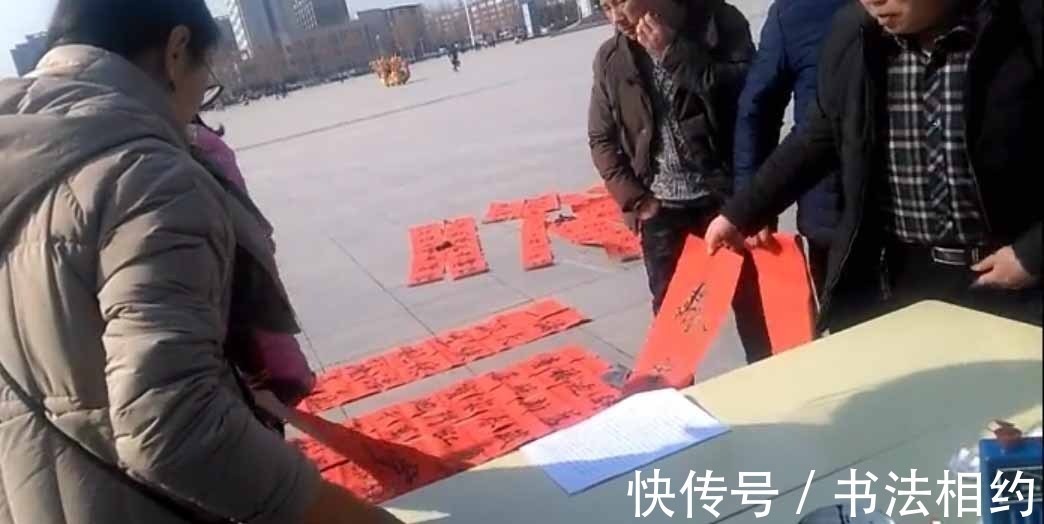 研究生#年味甚浓!书法女研究生街头写春联,遒劲有力,笔笔是功夫!