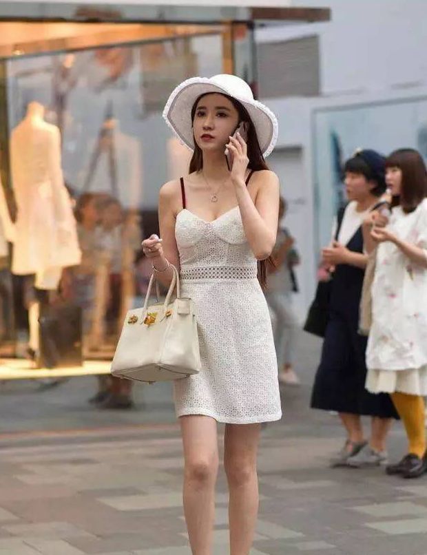 街拍:身形优美可爱的小姐姐,展现潮流的气息,彰显自信的活力美