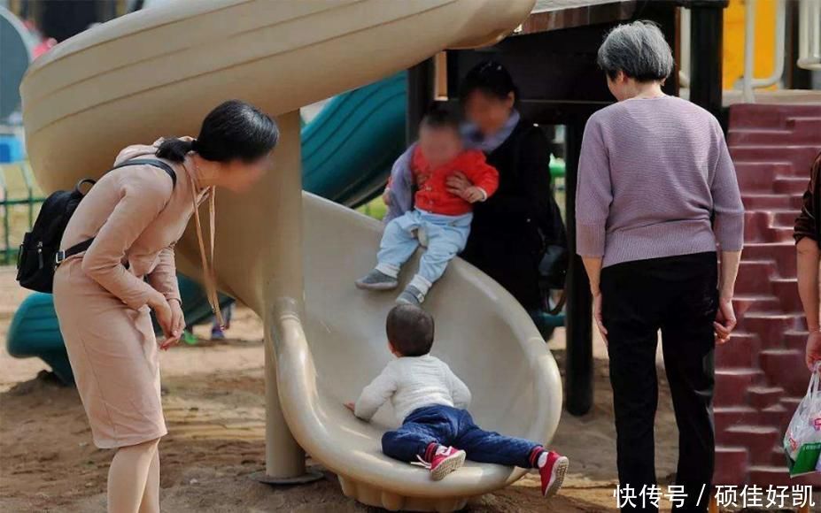 佳佳|为什么奶奶越来越遭嫌弃,姥姥却成为带娃主力军?原因其实很现实