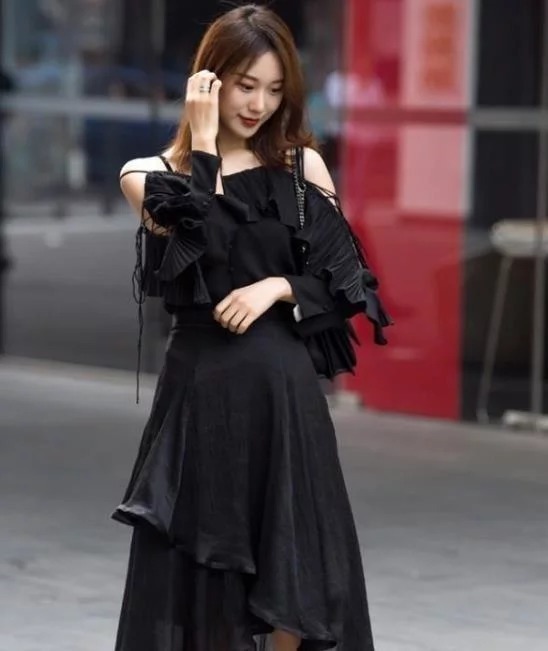 牛仔裤|街拍:肤如凝脂的美女,身穿白色背心配浅色牛仔裤,青春靓丽气质