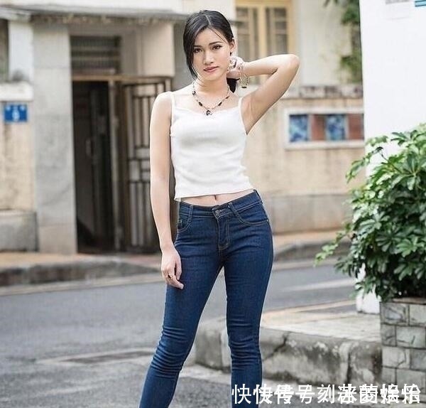 紧身牛仔裤 身材紧致的牛仔裤美女,充满青春活力,气场十足