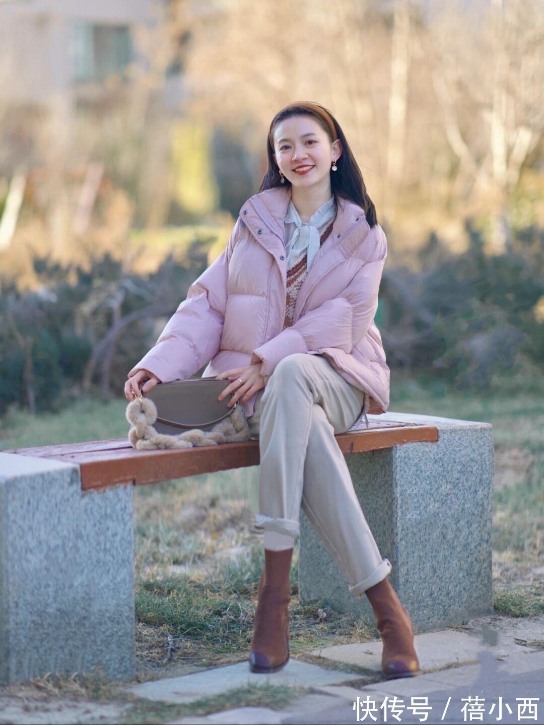 女生 “短羽绒服”才是小个子女生的冬日必备,配半身裙、裤子高级时髦