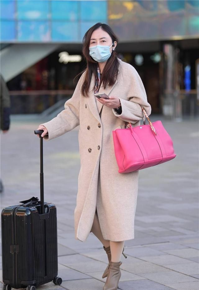 搭配|街拍:冬季的大衣别总是挑选黑色,尝试浅色搭配,会有不一样的感觉