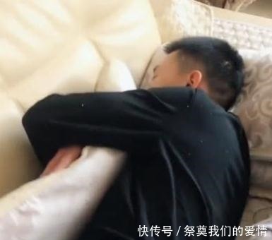 爸爸|爸爸带宝宝自己竟然先睡着,这是害怕自己掉下去吗!