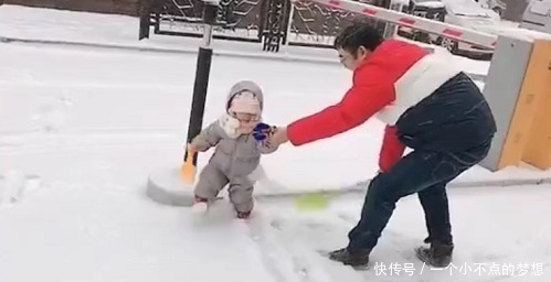 铲子|奶爸“以大欺小”式带娃玩雪火了,娃这个糟老头子坏得很