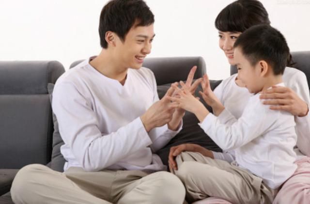 小雨|孩子在父母身边需要获得“能量”,很多家长并不在意,你做到几个