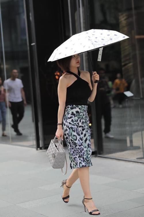 女孩|雪豹裙穿搭，既时尚又显气质，一般女孩难以驾驭！