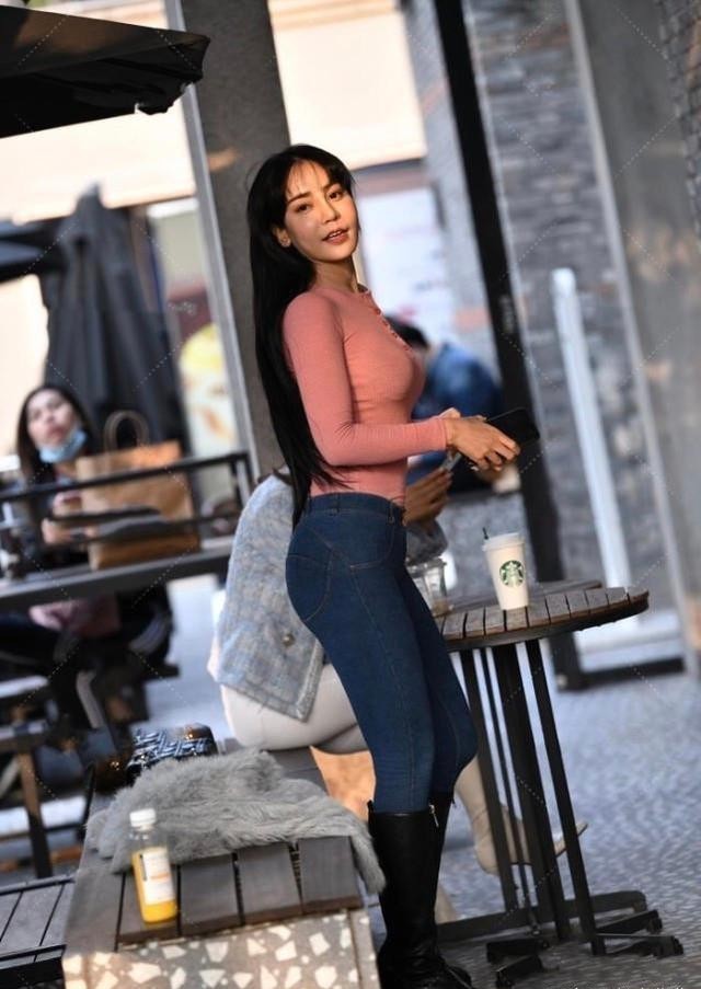 上衣 薄款粉色上衣搭配修身牛仔裤,娇嫩丰盈,气质迷人