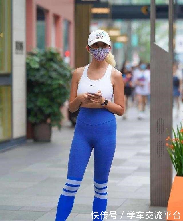 外套 蓝色打底裤搭配白色上衣，高贵大方，打造气质很好的人！