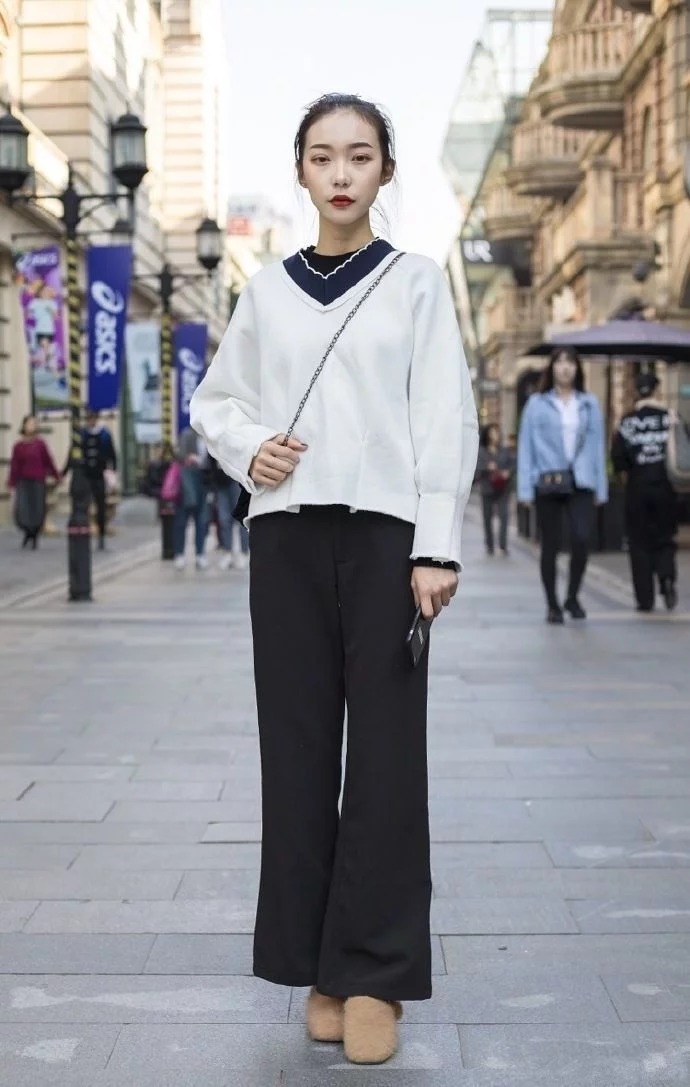 街拍：美女身穿个性上衣，时尚又亮丽，尽显高贵气质