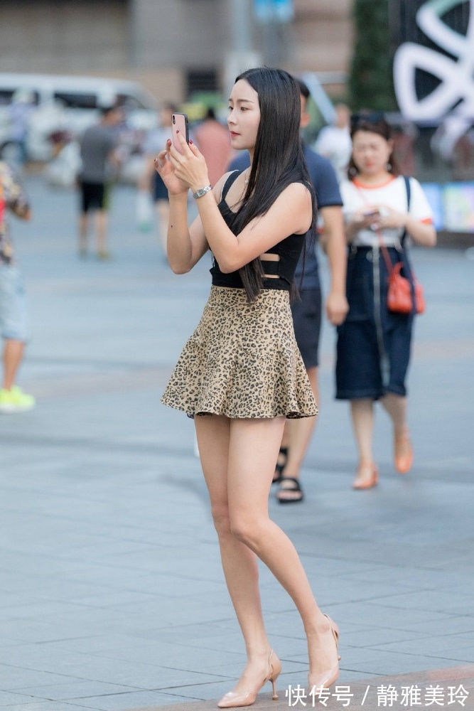 前卫感|街拍:乌黑长发的小姐姐,一身短小精悍的穿搭前卫感十足