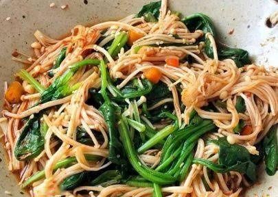 冬季，我常给家人做这菜，清爽可口，开胃又下饭，简单一拌就搞定