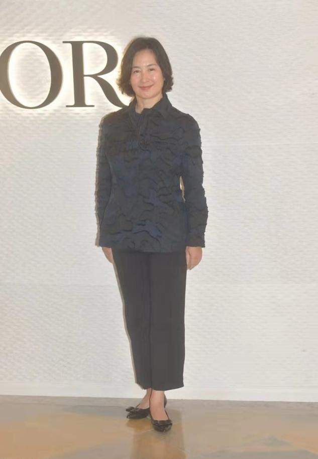 九分裤 何超琼走红毯穿得好保守,一身正装像是领导视察,富态气质真绝了