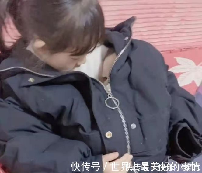 大宝|暖心姐姐另类举动走红,将弟弟塞进自己的袄子里,高颜值羡煞旁人