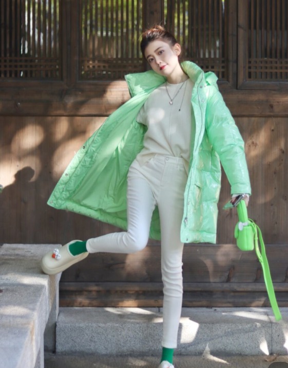 小姐姐|今年流行“羽绒服+小脚裤”,时髦显瘦又保暖,轻松美出新高度