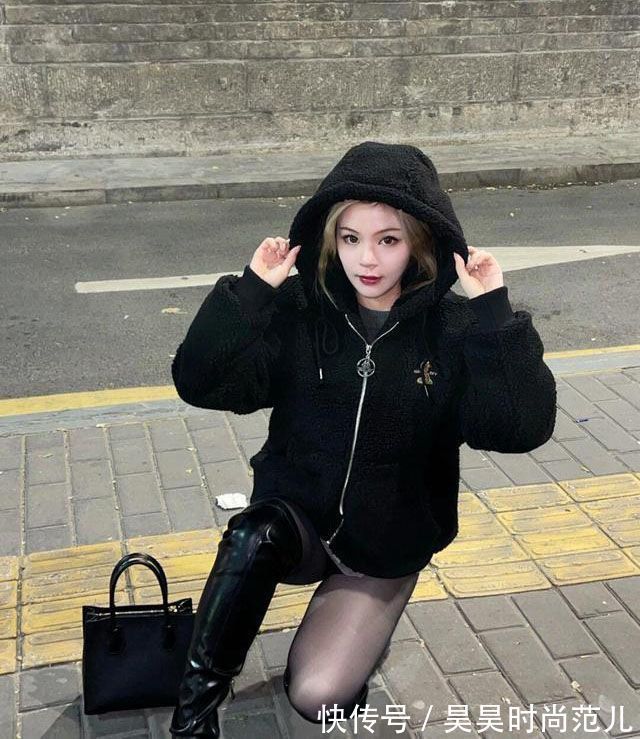 时髦 普通的打底裤已经不流行了,今年冬天用鲨鱼裤打底,时髦又显身材
