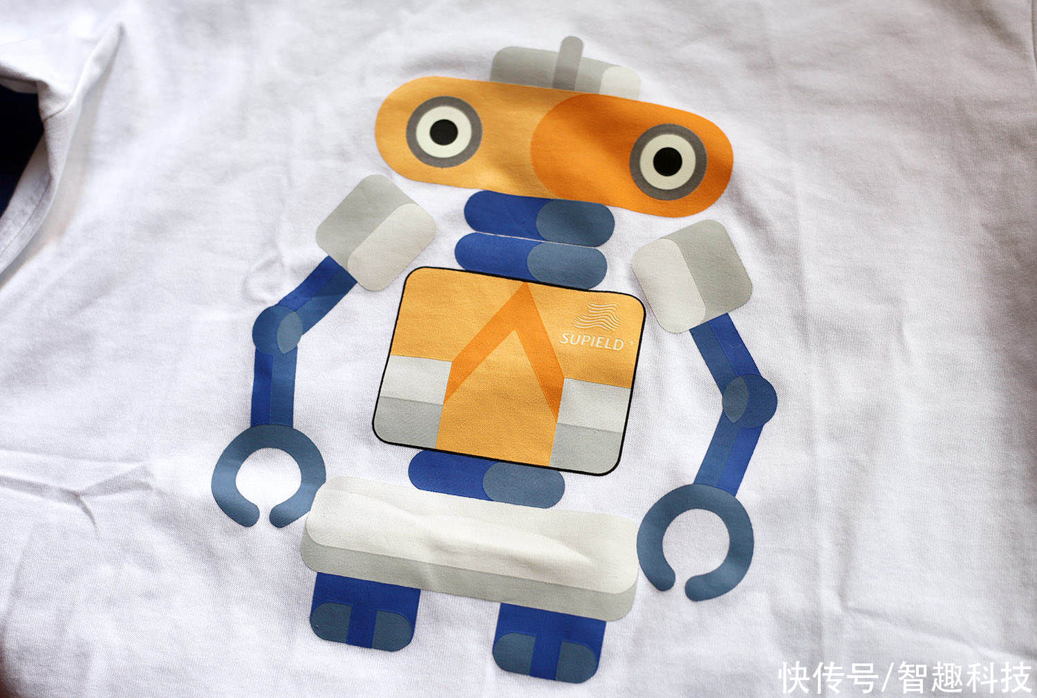 衣服|倒咖啡倒酱油测试白T恤，真的不会脏