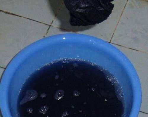 清洗牛仔裤时总掉色?这个小窍门,洗出来的裤子跟新的一样