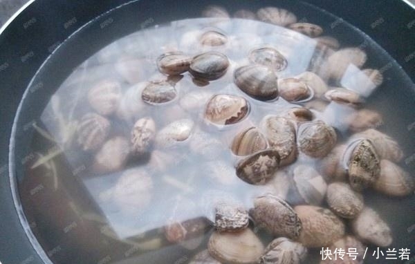 春天这海鲜“白菜价”,2元1斤,比鱼鲜嫩,比虾好吃,出锅后太香