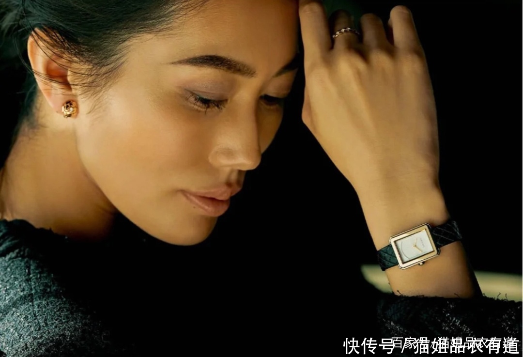 真贵妇穿衣从不珠光宝气，“基础色+配饰”，这才是我想要的贵气