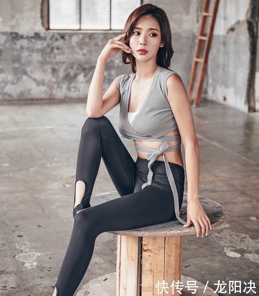 紧身|紧身打底裤你搭配运动的装扮,让身材更显曲线美