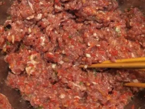 冬天多吃牛肉馅包子,鲜香营养高,教你调馅技巧,好吃不腻特解馋