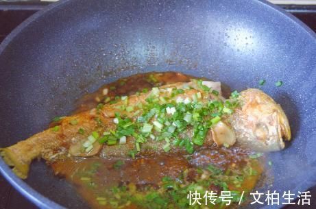 炖鱼去腥,别只会加醋,老渔民分享1个小技巧,鱼肉鲜嫩还不腥