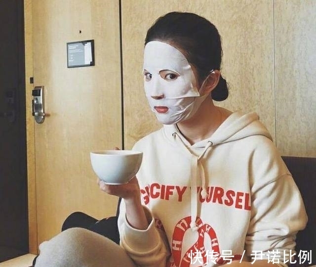 毛孔|女生敷面膜时,尽量少犯这3个“错误”!不然毛孔容易变大