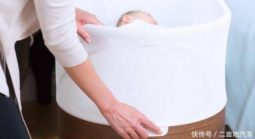 睡眠时间|爸爸哄娃一小时以为他睡着了，妈妈回来看见这样一幕，网友亲爹